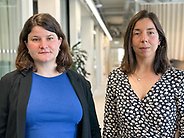 Ida Gunge och Selma Gušić står i kontorslandskap, fotografi.