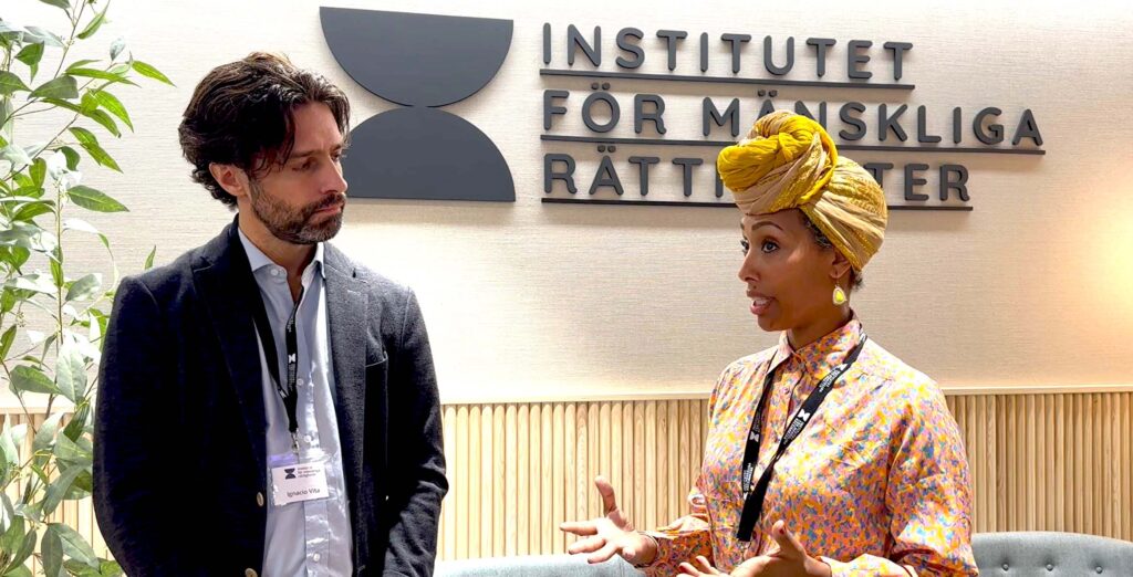 Ignacio och Hewan samtal i Institutets reception, fotografi.